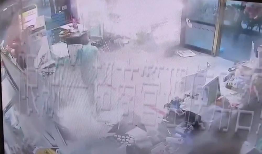 影片尾段可見雜物堆中兩名男職員先後爬出,惟片帖文未有交待各職員情況。(X)