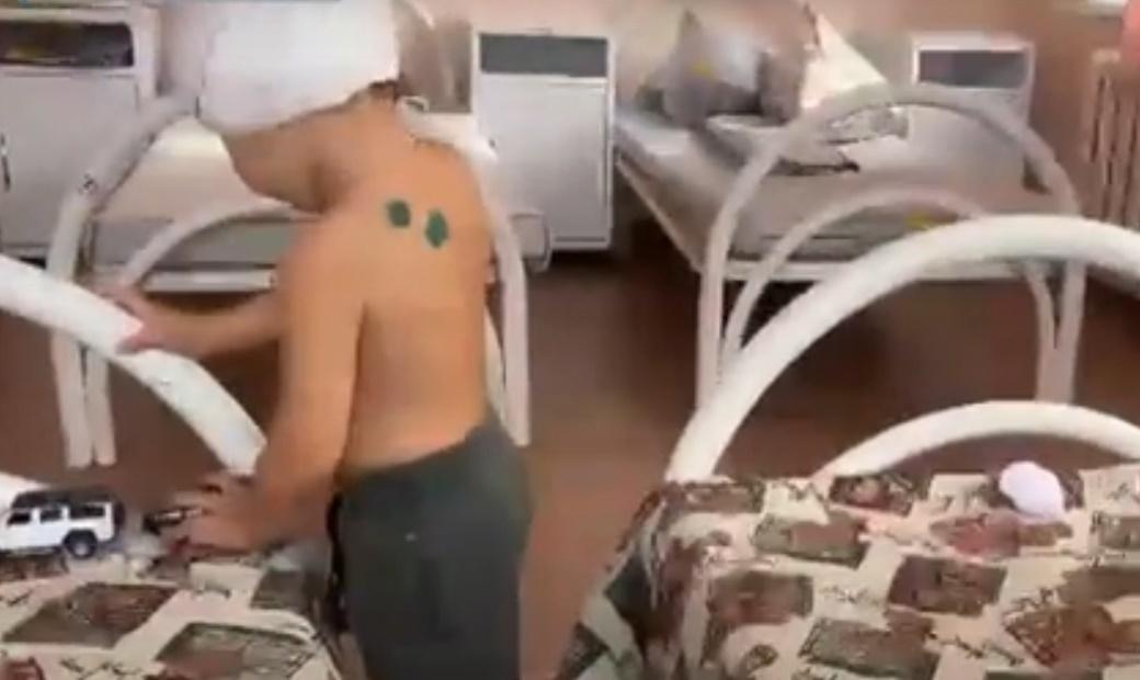 男童身上多處傷口需要縫針,亦就狂犬病風險而要留院觀察。(YouTube)