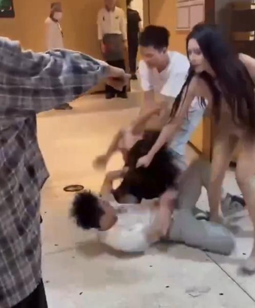 男方雖無手軟,惟對方出手快狠準。(微博)