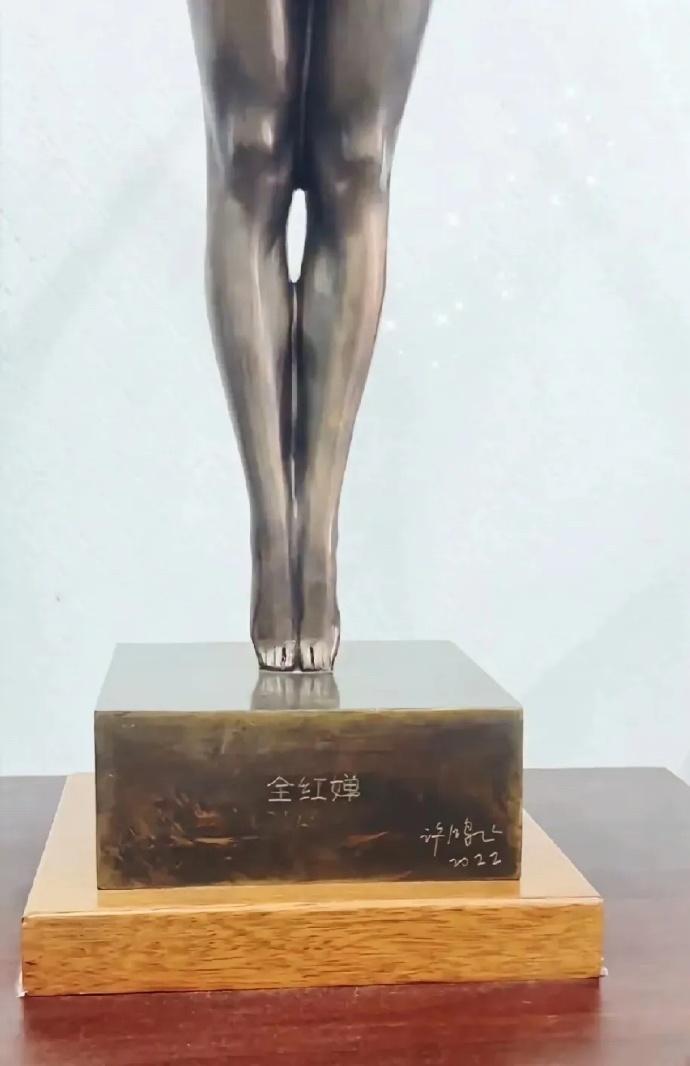 9月27日,全紅嬋的銅像在廣州體育文化博物館揭幕。(微博)