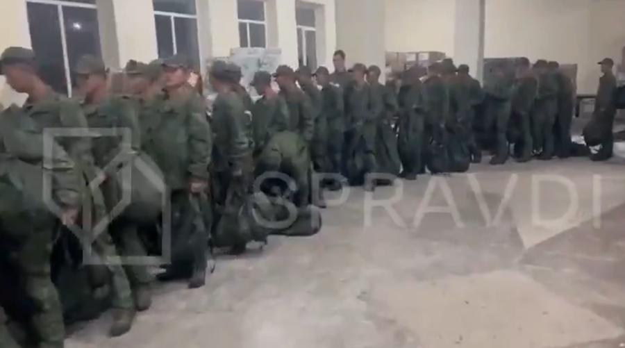 片中依稀可聽見韓語,有俄羅斯士兵表示:「別跌倒」。(X)