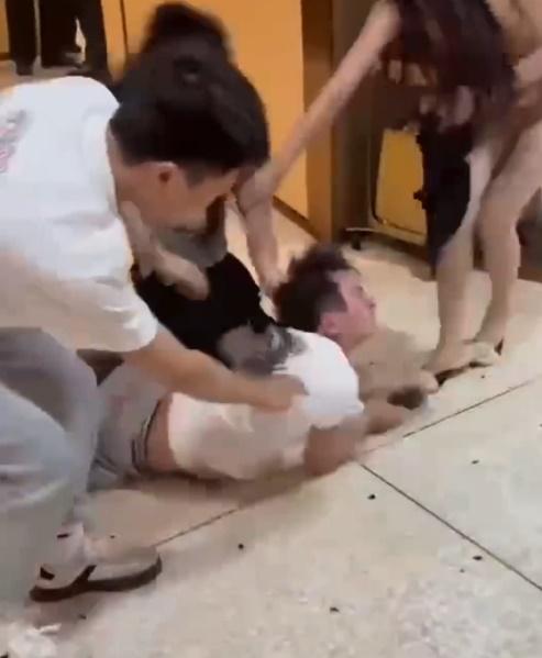 「姜顏」將男子壓在地上連環掌摑。(微博)