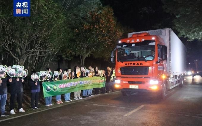 基地外有基地職員及大批民眾夾道歡送寶力和青寶。(微博)