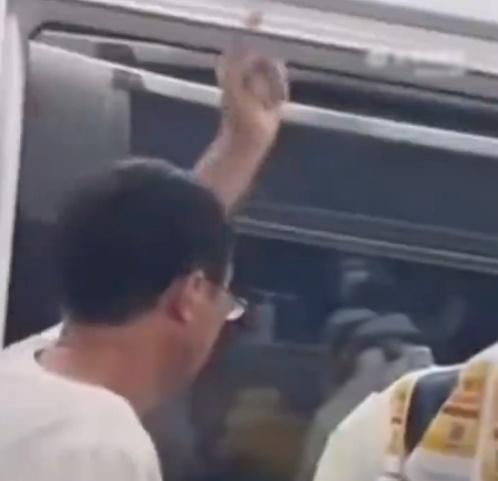 網民倜侃「情緒很穩定」、「很有素質」、「文明出行」、「兩位肩周炎都痊愈了」。(微博)