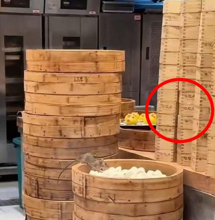 有眼利網民看到,片中蒸籠上有「陶陶居」字樣。(微博)