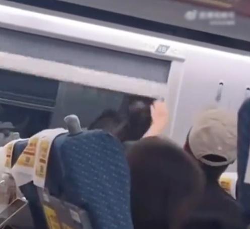 網民倜侃「情緒很穩定」、「很有素質」、「文明出行」、「兩位肩周炎都痊愈了」。(微博)