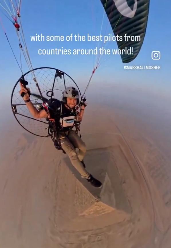 埃及一名男遊客乘滑翔傘飛過吉薩金字塔群時,赫然在超過130米高、最高的胡夫金字塔頂發現一隻狗狗。(X)