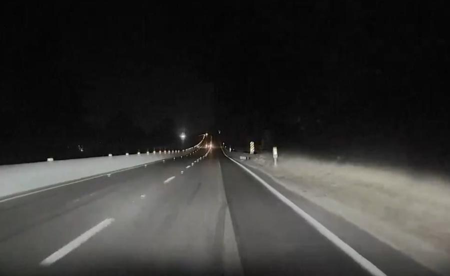 行車記錄器影片,事故發生在夜間。(X)