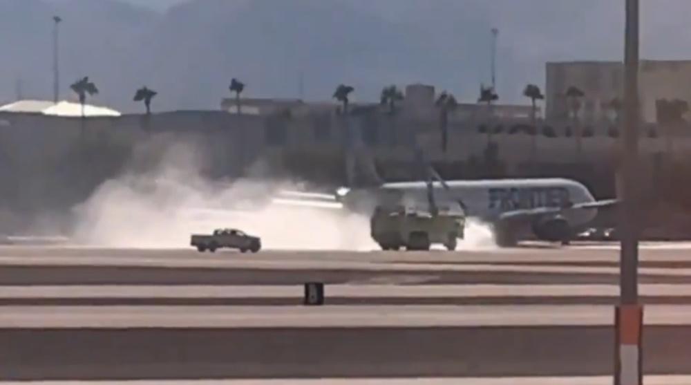 消防隨即上前向飛機噴射泡沫防止火勢蔓延。(X)