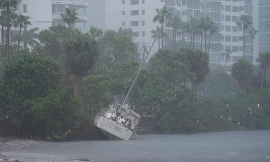邁爾斯堡市(Fort Myers)遭受龍捲風的破壞,大量電線杆遭強風吹致倒塌,有遊艇被吹至擱淺。(X)