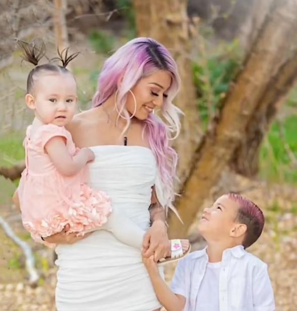 Erika與分別只有7歲和5歲的子女。(X)