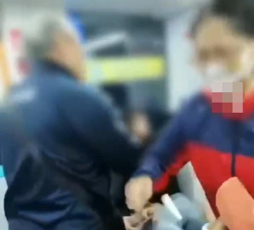 老人還第一時間想找把他拉開的乘客算賬,他的孫女忙拉著他。(微博)