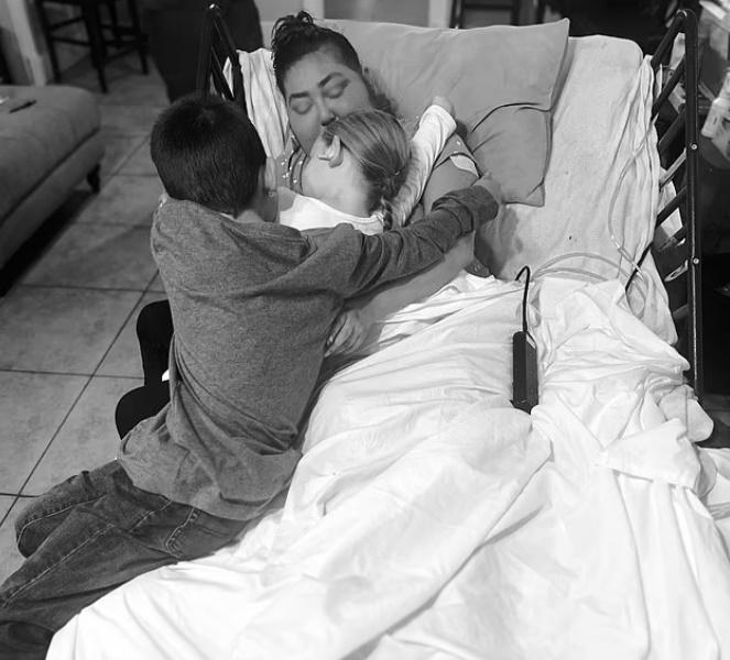 Erika的子女在醫院病床上擁抱母親。(X)