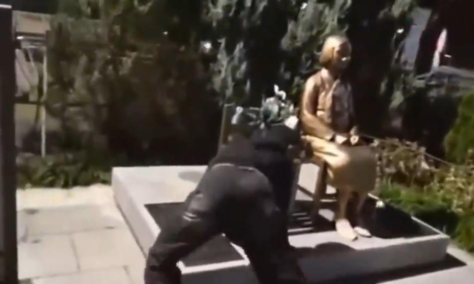 Johnny涉嫌褻瀆慰安婦雕像的影片。(X)