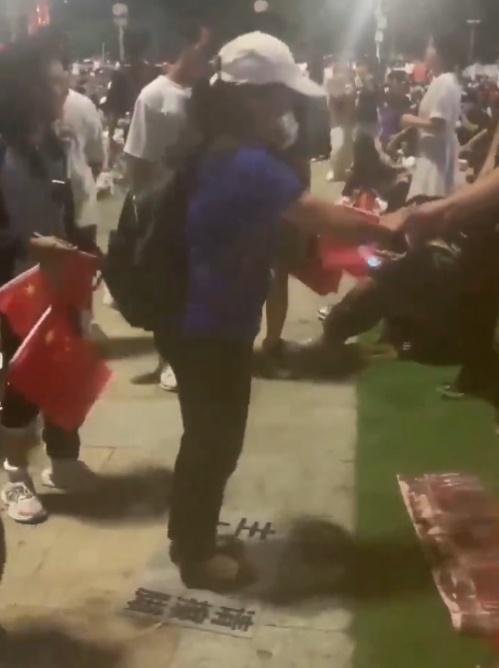 影片顯示,現場有不少人響應,當中有男有女,更有小孩,各人踏過日本國旗後,均獲贈一支五星旗。(X)