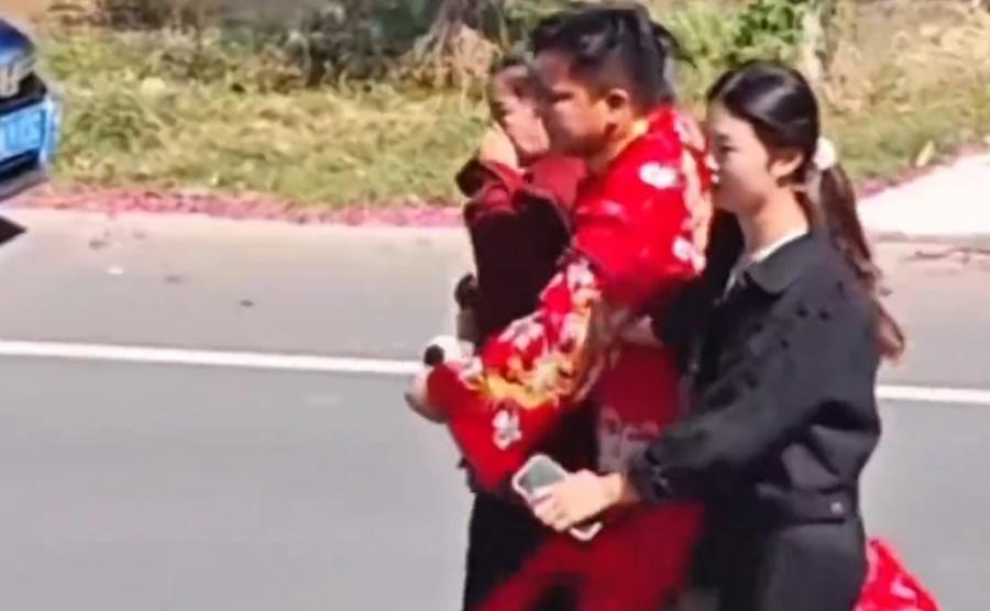 新娘被氣得哭了,沒化妝也沒穿婚紗,就隨著新朗離開,登上禮車。(微博)