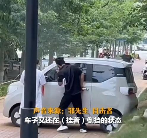 疑似車主想打開車門卻打不開。(微博)