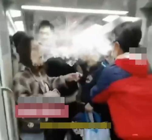 老人還第一時間想找把他拉開的乘客算賬,他的孫女忙拉著他。(微博)