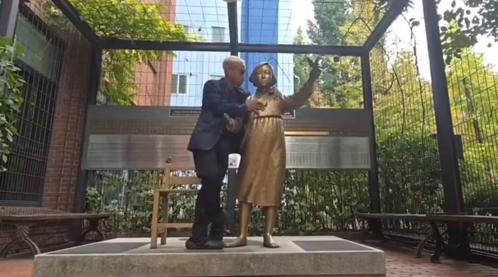 Johnny涉嫌褻瀆慰安婦雕像的影片。(X)