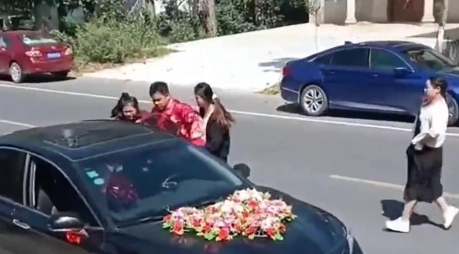 新娘被氣得哭了,沒化妝也沒穿婚紗,就隨著新朗離開,登上禮車。(微博)