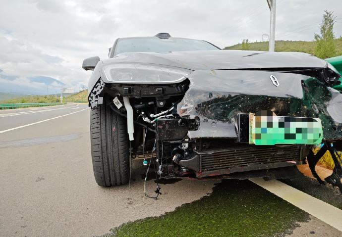 汽車未有停下,又撞擊護欄,繼續向前行駛逾100米,最後由車主以腳煞車才停下。(微博)