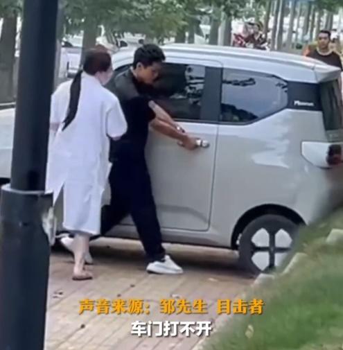 疑似車主想打開車門卻打不開。(微博)