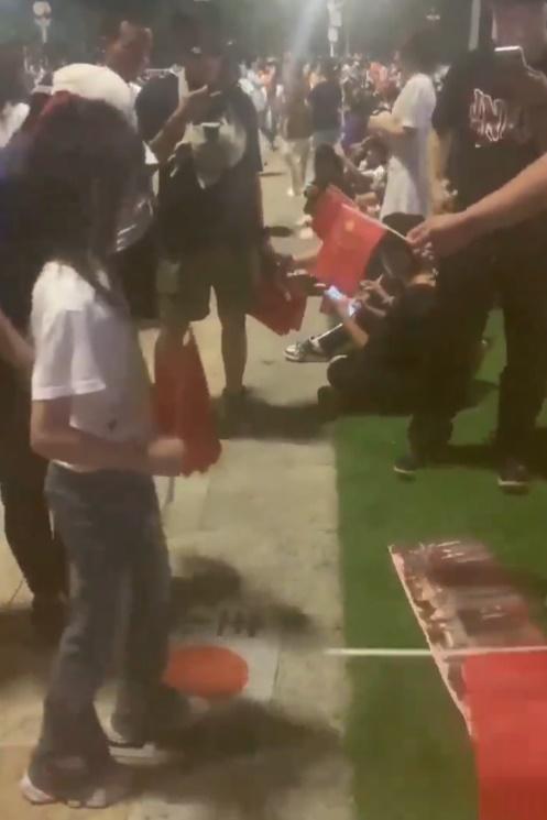 影片顯示,現場有不少人響應,當中有男有女,更有小孩,各人踏過日本國旗後,均獲贈一支五星旗。(X)