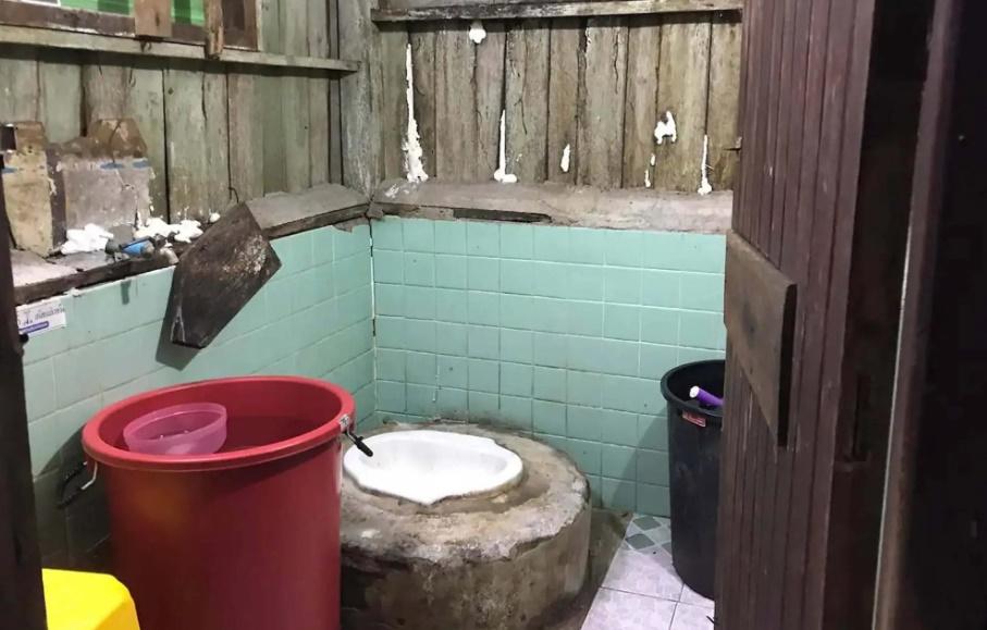 租客要共廁所,如廁後要自己沖馬桶。(Airbnb)