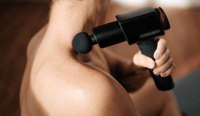 南京一名35歲男子不吸煙不喝酒,不過他經常在運動後,用按摩槍按摩身體放鬆肌肉。(示意圖。網上圖片)