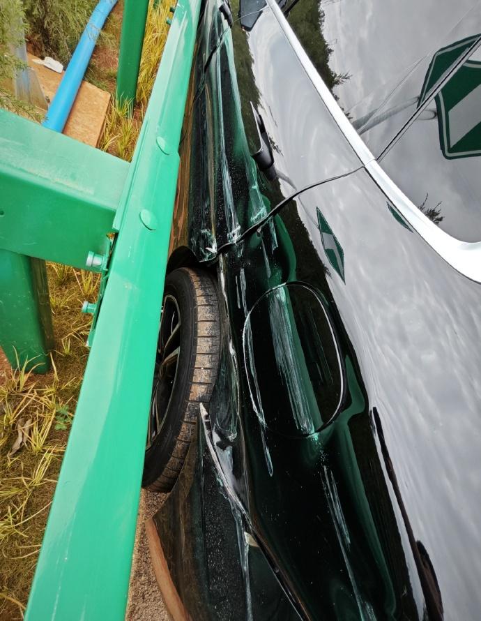 汽車未有停下,又撞擊護欄,繼續向前行駛逾100米,最後由車主以腳煞車才停下。(微博)