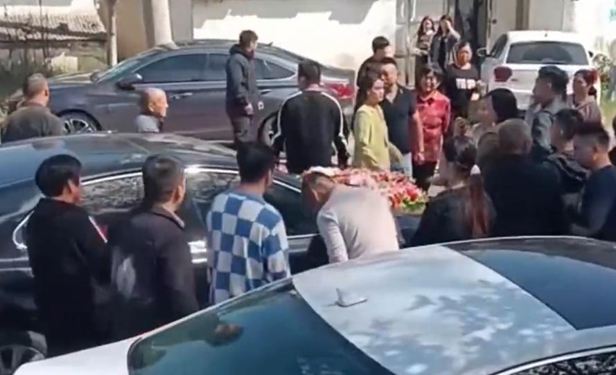 之後又有多人擋車,據指當中包括新娘母親,雙方一度在馬路對峙。(微博)