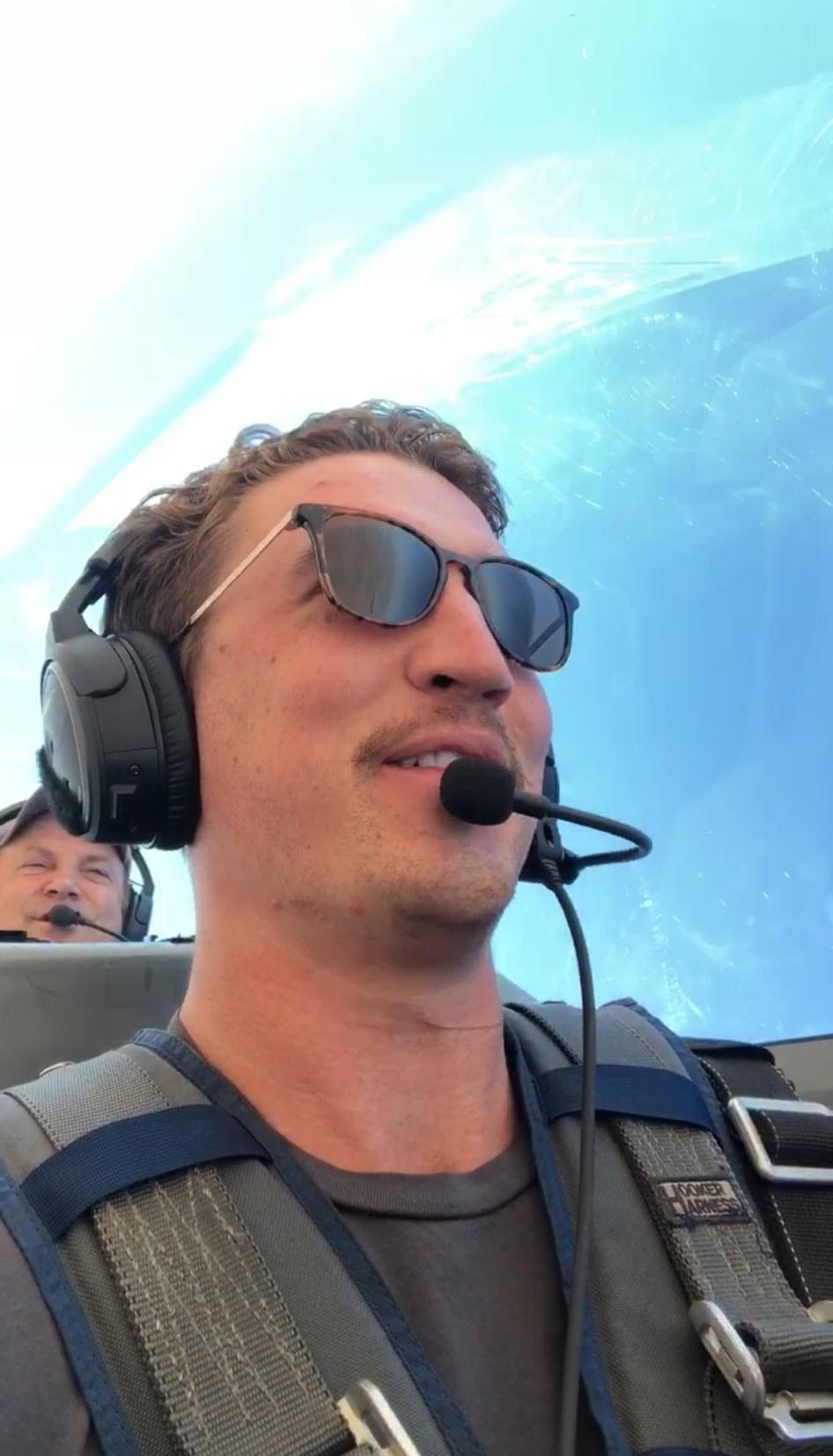 Miles Teller在網上發文並分享與Chuck的合照悼念。(X)