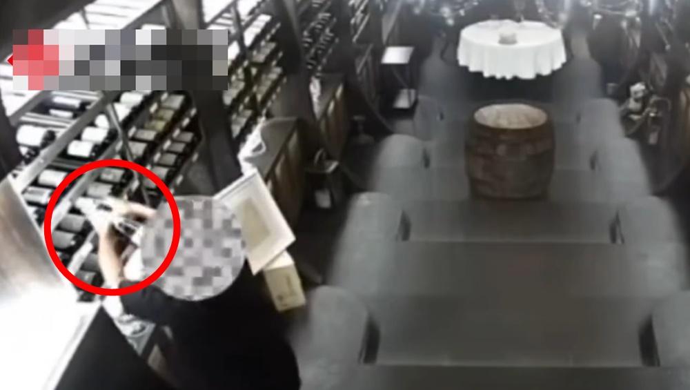 犯人用升東擊西趁機將紅酒調包。(微博)