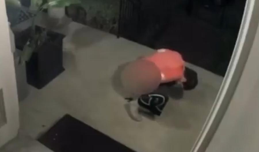 男子一除褲就在幾秒間排便,接著又在地墊上撒了泡尿,之後離開。(X)