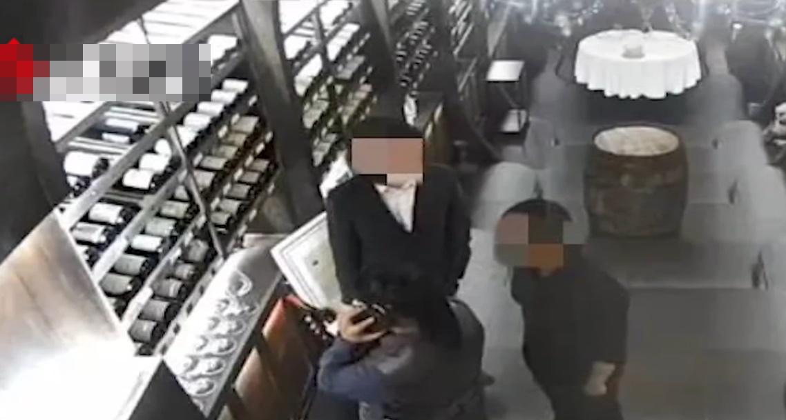 葡萄酒顧問今年初進行盤點時察覺,發現1支昂貴紅酒的防偽標記有異樣。(微博)