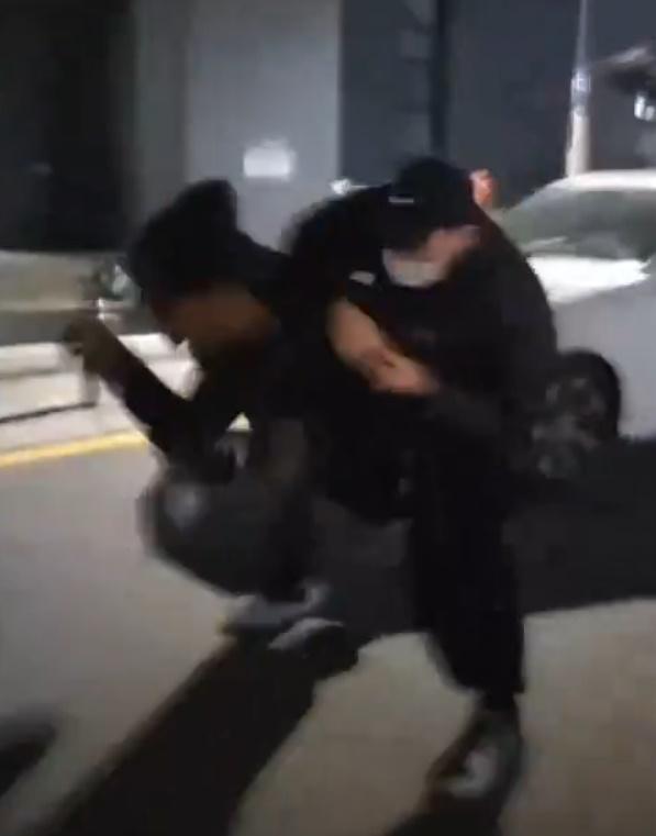 27日,Johnny再遭途人追打,在試圖逃跑被捉住並發生衝突,事後有警員介入。(X)