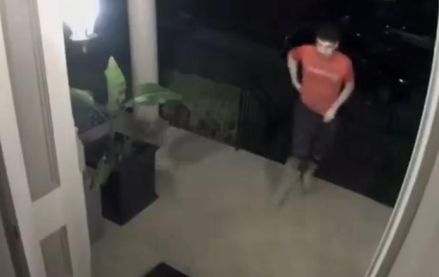 以為門口有貓屎,CCTV驚揭怪漢除褲大解。(X)