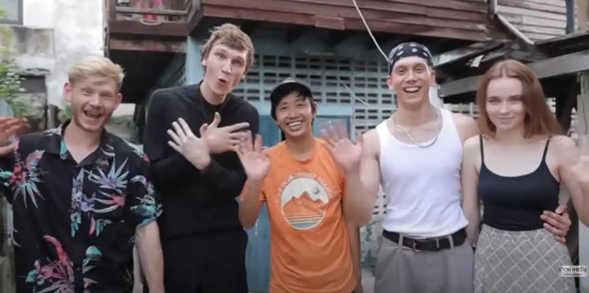 (中間)屋主與租客合照。(Airbnb)