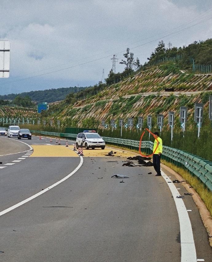 汽車未有停下,又撞擊護欄,繼續向前行駛逾100米,最後由車主以腳煞車才停下。(微博)