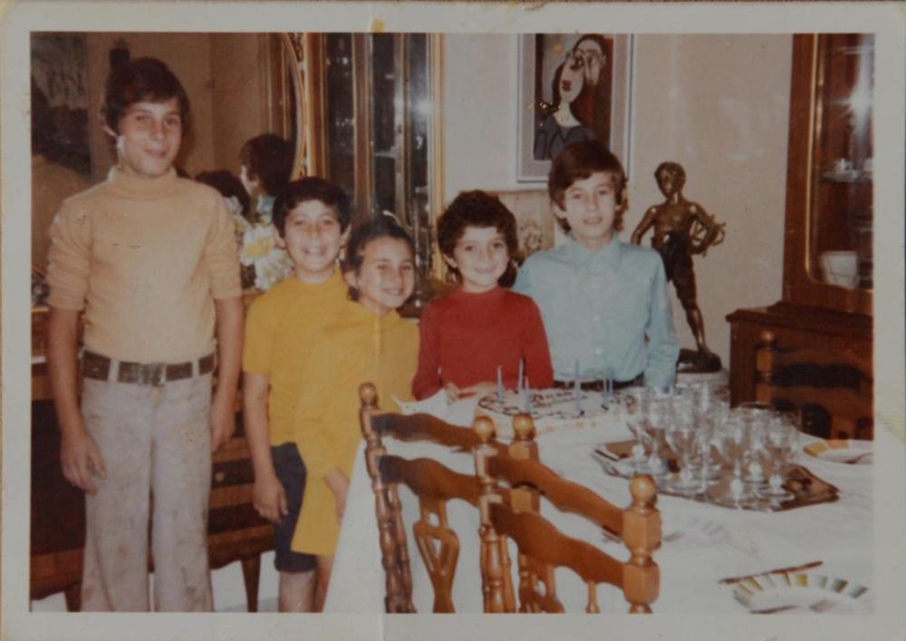 這畫自1962年被掛在這家人的客廳。(X)