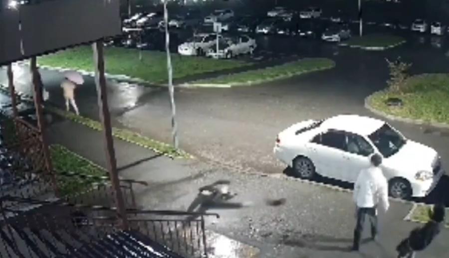 男子重摔在大廈階梯後滑落至地面。(X)