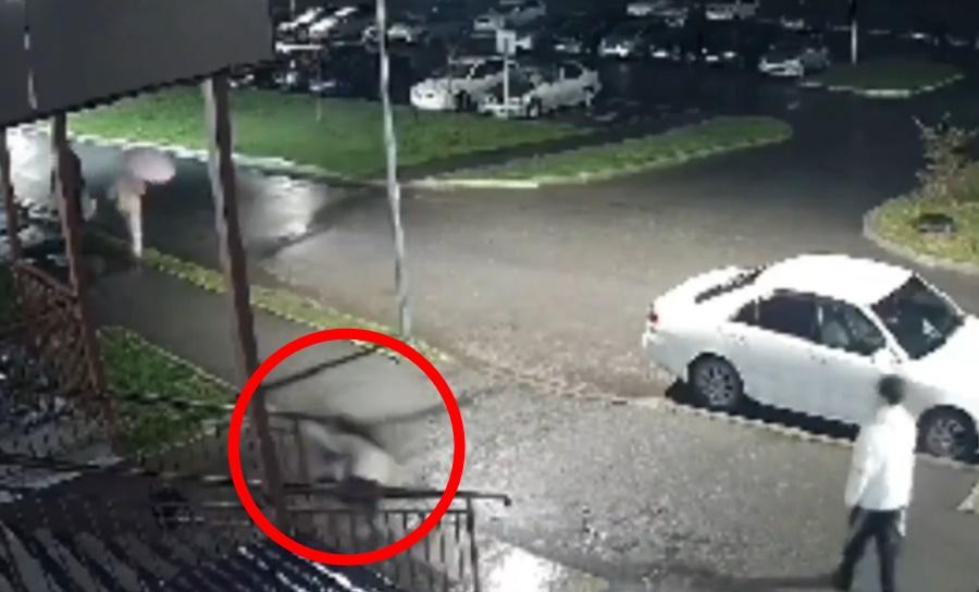 突然一道人影從高處墜落。(X)