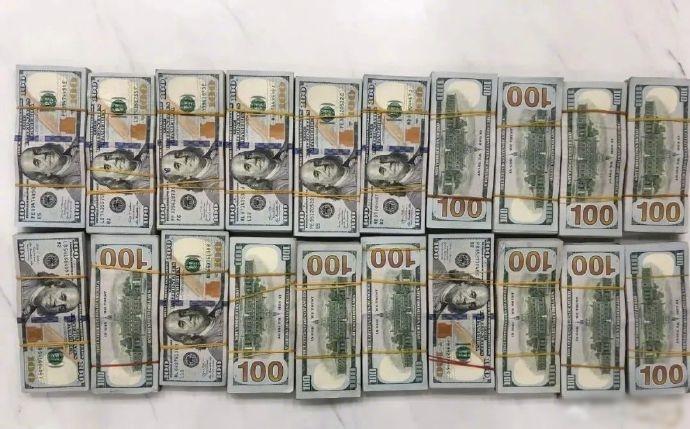 海關經清點,共計20萬美元整,折合人民幣約140.3萬元。(微博)