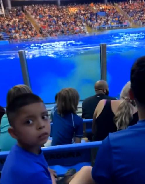 孩童轉頭一臉困惑望向拍片者。(X)