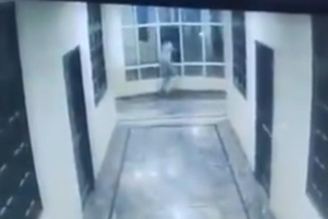 Uday追在狗狗後面前奔大堂,狗狗轉彎跑去,Uday卻疑似未及收步。(X)