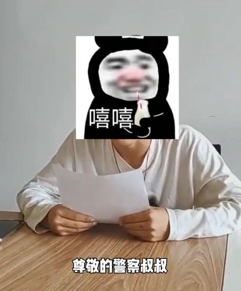 男孩當場進行反省與道歉,並寫下悔過書。(微博)