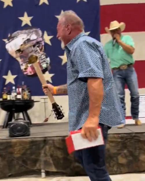 男子帶著笑容離開。(X)