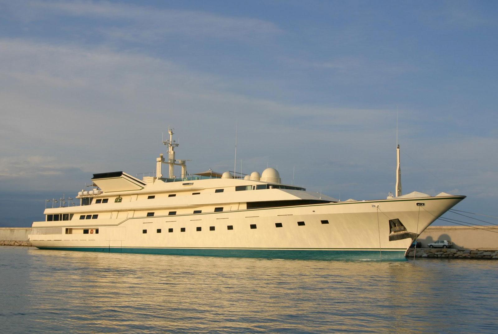 這艘遊艇是沙特阿拉伯的億萬富翁兼軍火商Adnan Khashoggi 的要求,於1980 年耗資9,100萬美元打造。(X)