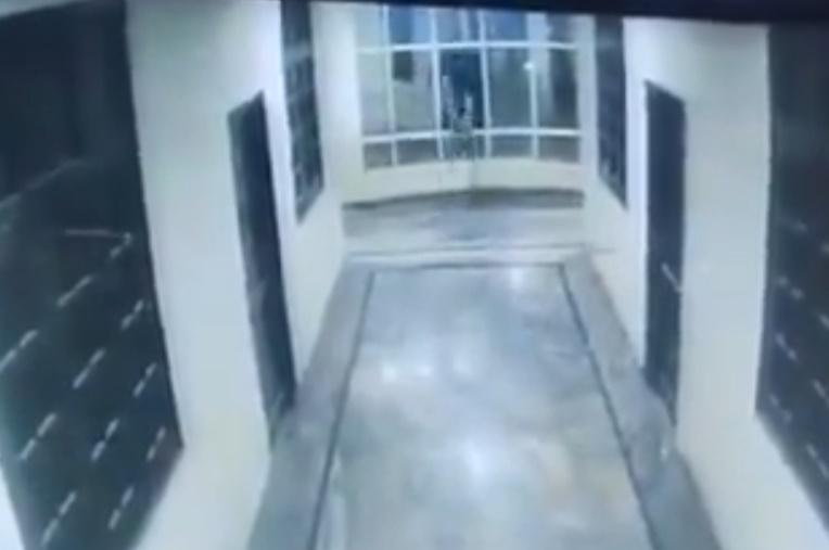 Uday直衝向前方正打開的窗戶,整個人就由3樓掉下去,直墮地面當場死亡。(X)