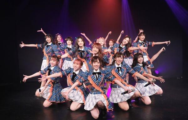 有網民說:「原來是KGL48!(仿AKB48)」。(網上圖片)